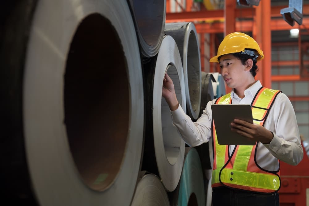 วิศวกรตรวจเช็กคุณภาพของ Green Steel หรือเหล็กคาร์บอนต่ำ
